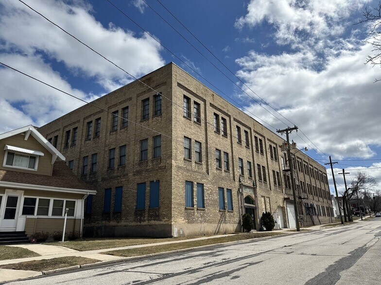 More Photos Of 1133 S 16th St, Manitowoc Warehouse For Sale