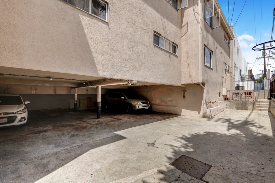 More Photos Of 900 N Orange Grove Ave, West Hollywood Apartments For Sale