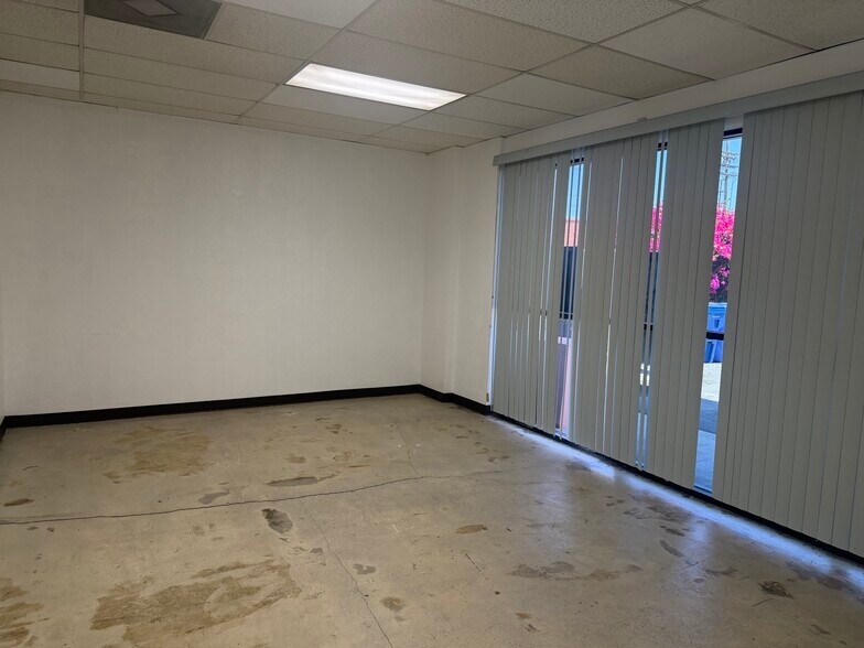 More Photos Of 2914 Main St, Los Angeles Loft Creative Space For Lease