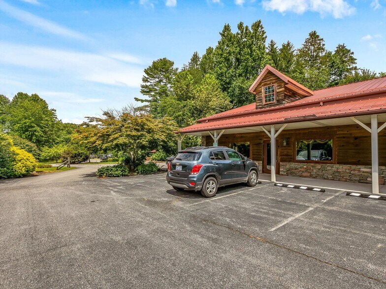 More Photos Of 271 Old Barn Rd, Hendersonville Medical For Sale