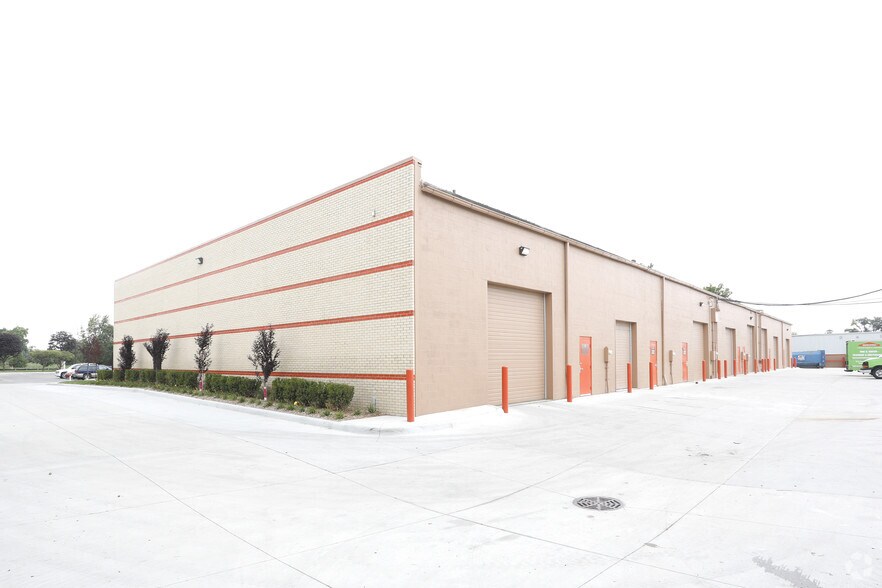 More Photos Of 1000 N Opdyke Rd, Auburn Hills Warehouse For Lease