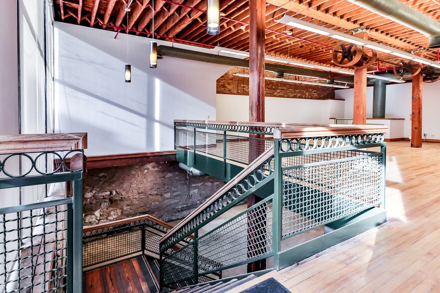 More Photos Of 168 E Highland Ave, Elgin Office For Lease