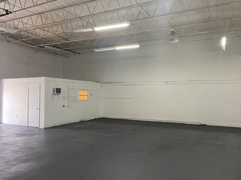 More Photos Of 5712 SW 25th St, West Park Warehouse For Lease