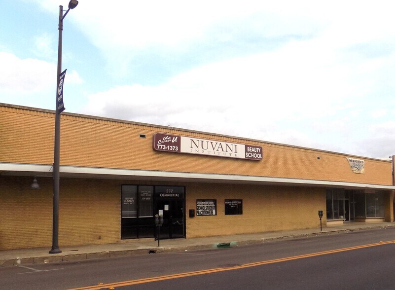 More Photos Of 100 W Main St, Eagle Pass Storefront For Sale