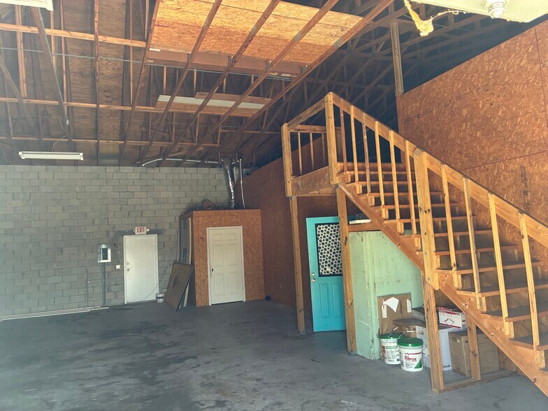 More Photos Of 3037 SW 3rd Ter, Okeechobee Showroom For Lease