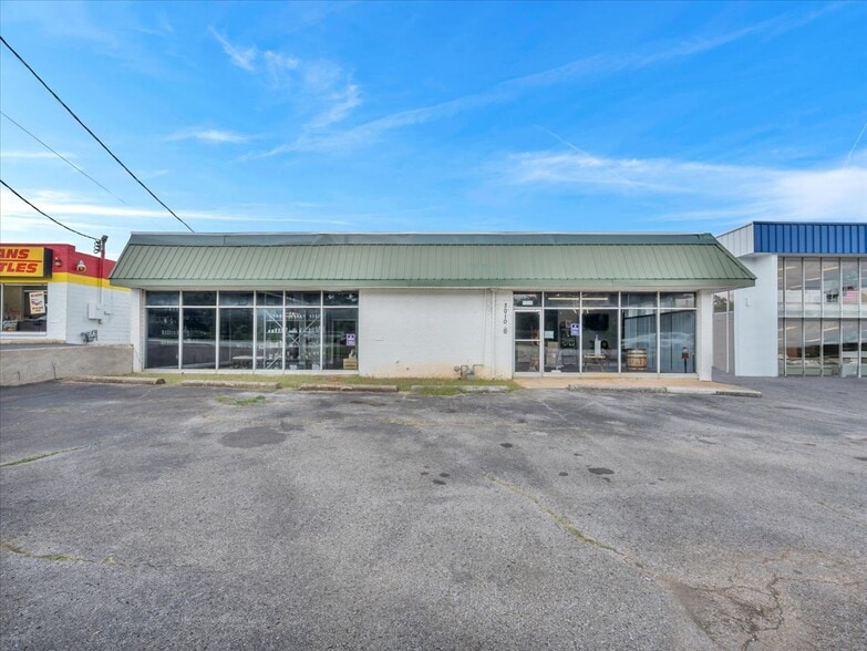 More Photos Of 3010 University Dr NW, Huntsville Showroom For Sale