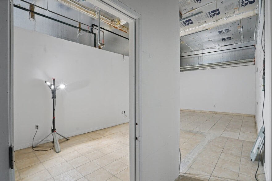 More Photos Of 21328 Hart St, Canoga Park Warehouse For Lease