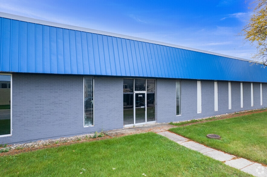 More Photos Of 3401-3411 Commercial Ave, Northbrook Warehouse For Sale