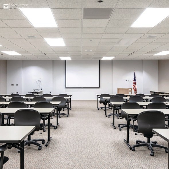 More Photos Of 387 Shuman Blvd, Naperville Medical For Lease