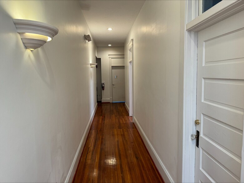 More Photos Of 304-306 Market St SE, Roanoke Storefront Retail Office For Lease