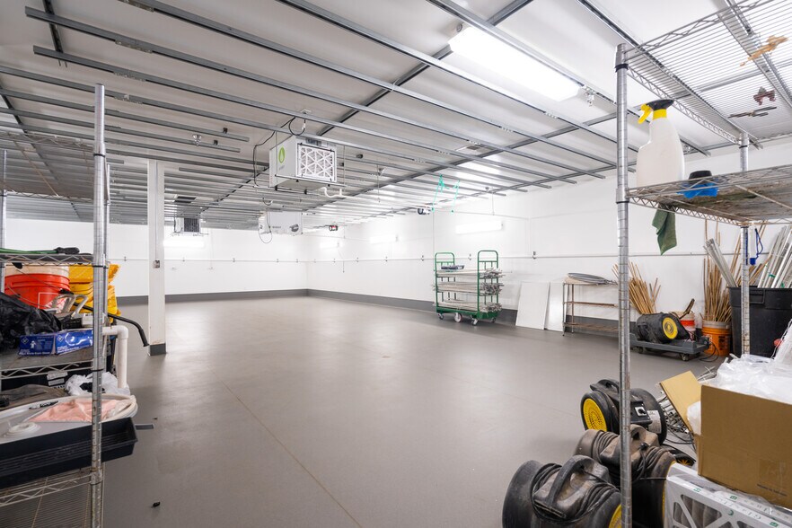 More Photos Of 19533 McLane St, Palm Springs Distribution For Sale