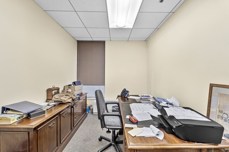 More Photos Of 1025 Connecticut Ave NW, Washington Office For Lease