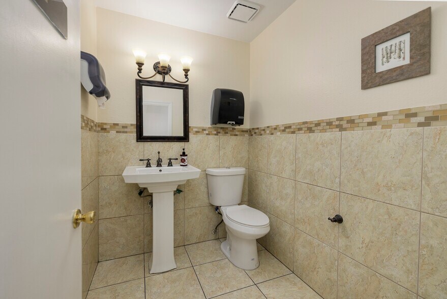 More Photos Of 2950 E Flamingo Rd, Las Vegas Office For Sale