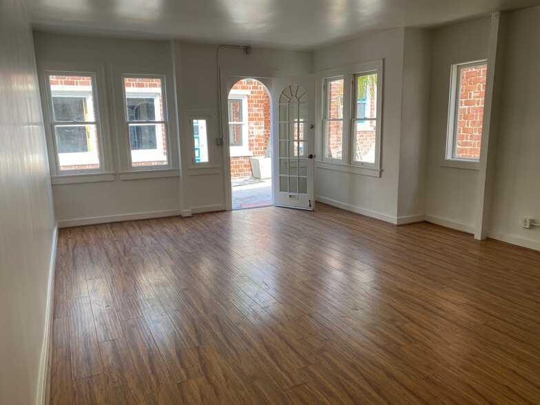 More Photos Of 517 Ocean Front Walk, Venice Storefront Retail Office For Lease