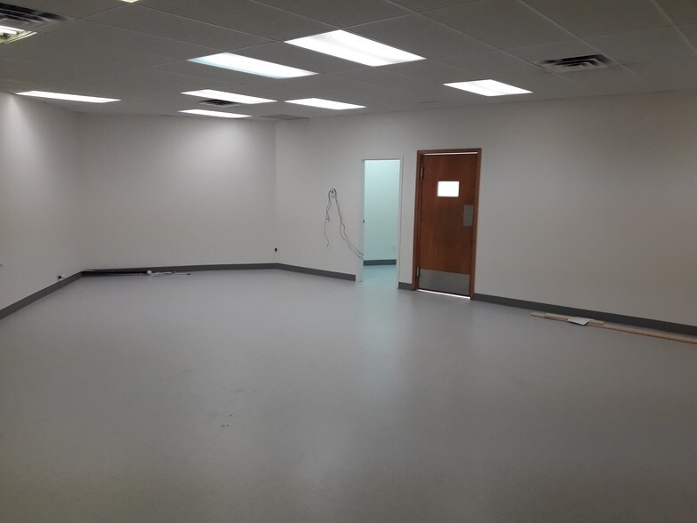 More Photos Of 6201 50th St, Leduc General Retail For Sale