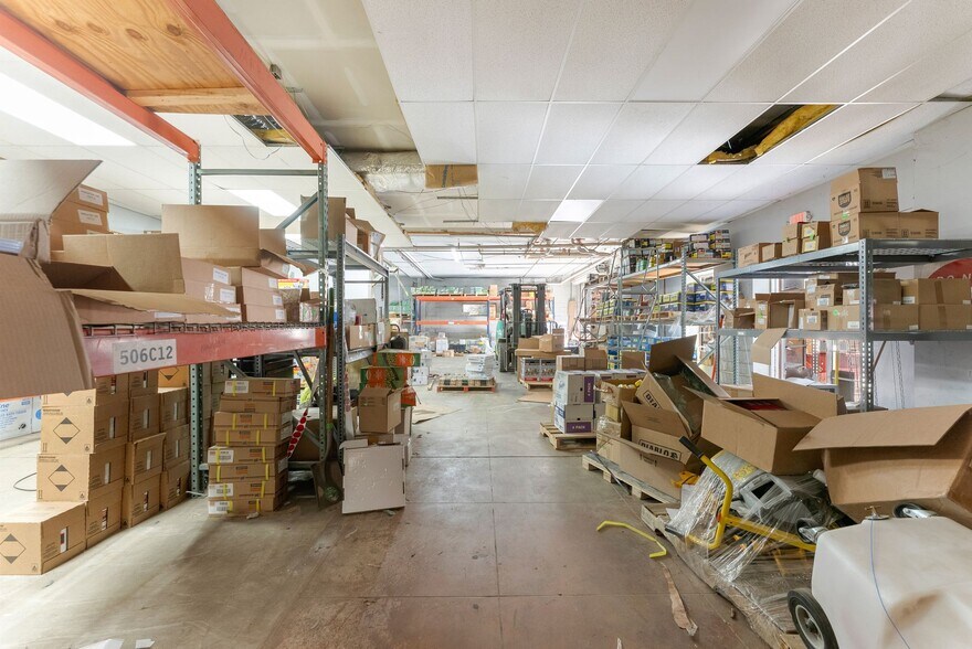 More Photos Of 3917 Old Flowery Branch Rd, Oakwood Flex For Lease