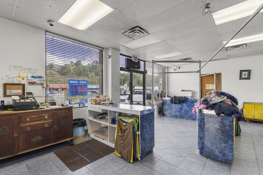 More Photos Of 711 N University Dr, Nacogdoches General Retail For Sale