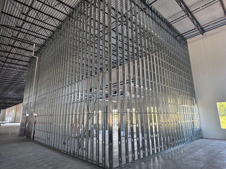 More Photos Of 20340 Grassy Branch Rd, Westfield Warehouse For Lease