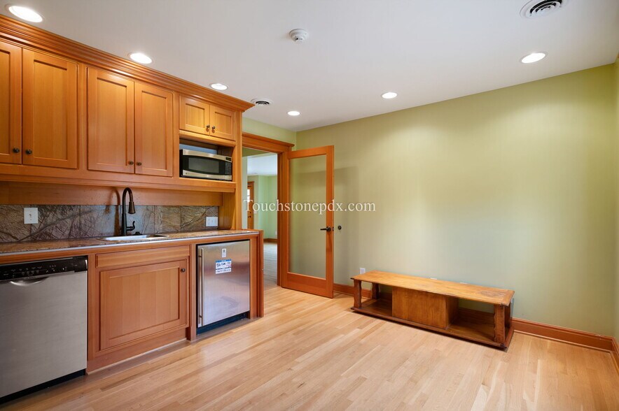 More Photos Of 685 Portland Ave, Gladstone Medical For Lease