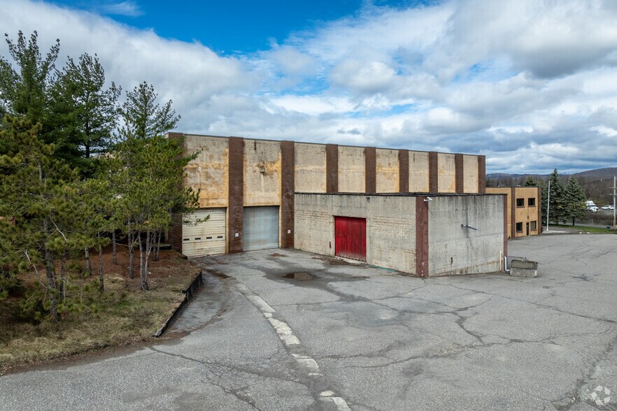 More Photos Of 7 Frontage Rd, Clinton Township Warehouse For Sale