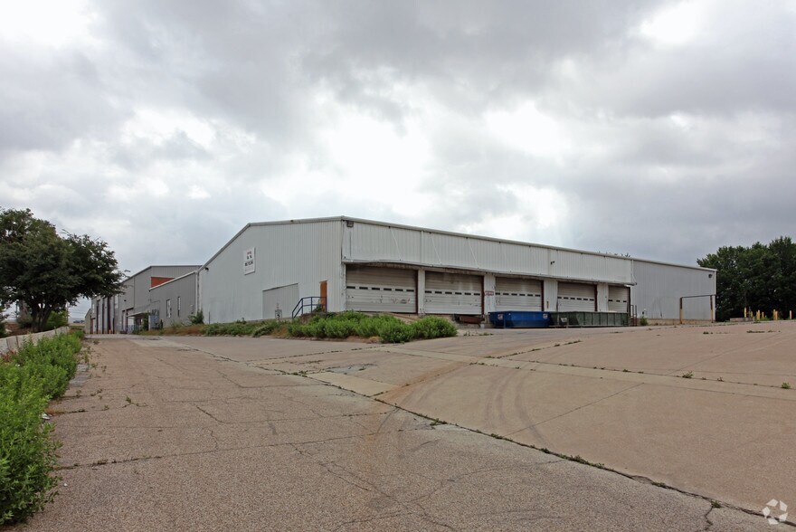 More Photos Of 9233 Denton Dr, Dallas Warehouse For Lease