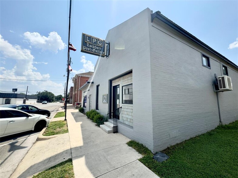 Primary Photo Of 111 S Church St, Lockhart Storefront Retail Office For Lease