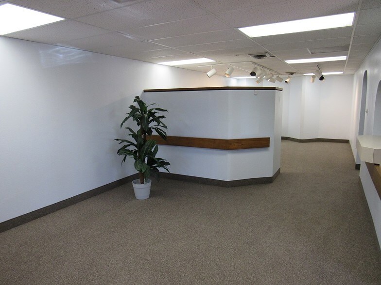 More Photos Of 313 W Country Club Rd, Roswell Medical For Sale