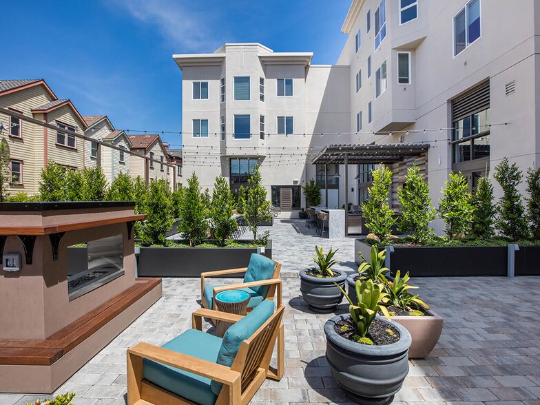 More Photos Of 1375-1411 Sycamore Ave, Hercules Unknown For Lease