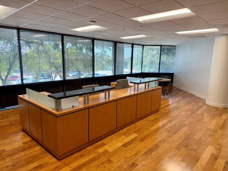 More Photos Of 524 E Lamar Blvd, Arlington Office For Sale