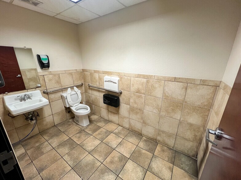 More Photos Of 2604 E 8th St, Odessa Freestanding For Sale