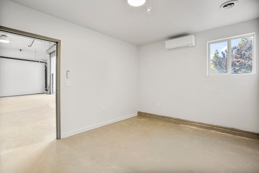 More Photos Of 755 Thornton St, San Leandro Distribution For Lease