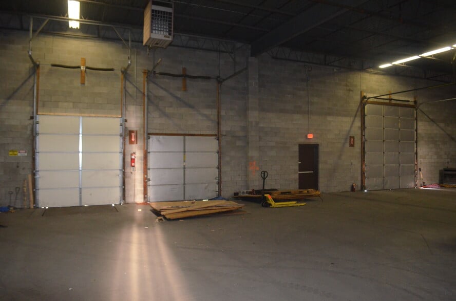 More Photos Of 39 Windsor Pl, Central Islip Warehouse For Lease