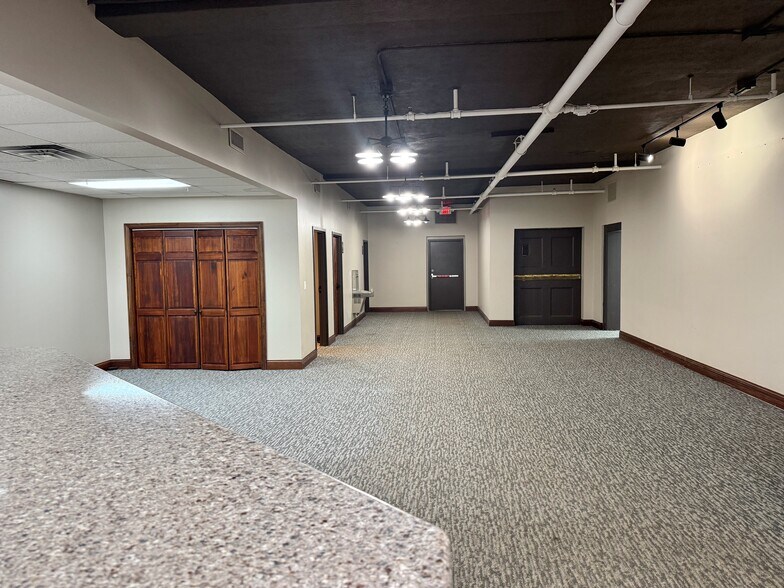 More Photos Of 641 Lincoln Way W, Massillon Showroom For Lease