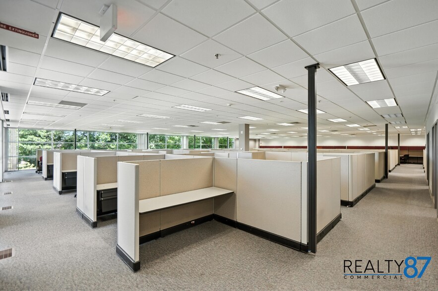 More Photos Of 4050 River Center Ct NE, Cedar Rapids Office For Lease