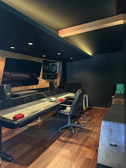 More Photos Of 5520-5522 Cahuenga Blvd, North Hollywood Freestanding For Sale