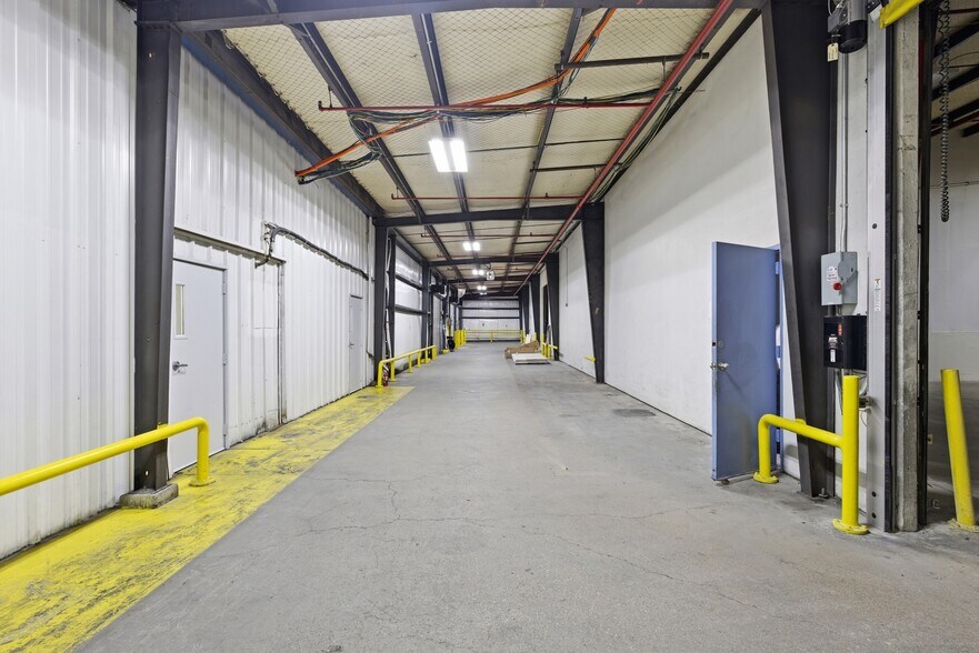 More Photos Of 1120 Commercial Blvd N, Arlington Warehouse For Lease