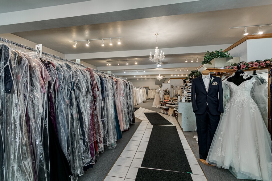 More Photos Of 172 W Wisconsin Ave, Kaukauna Storefront For Sale