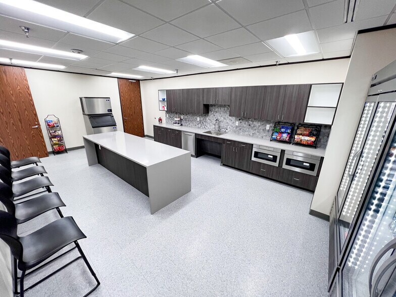 More Photos Of 500 W Illinois Ave, Midland Office For Lease