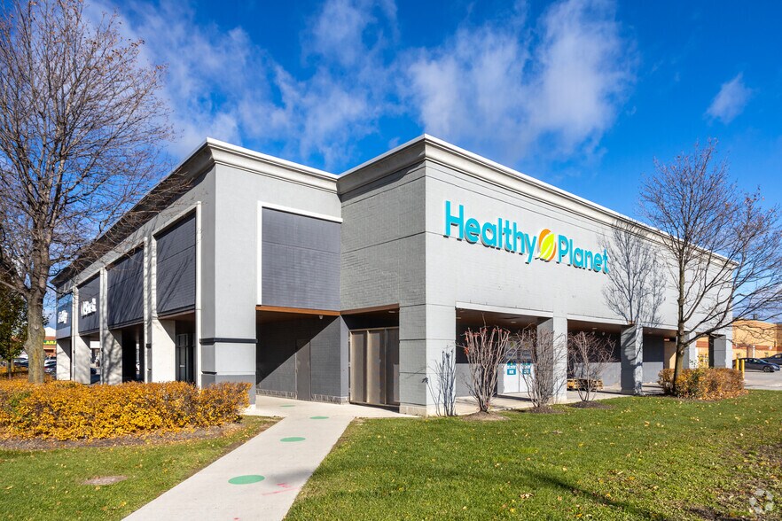 More Photos Of 4555 Hurontario St, Mississauga General Retail For Lease