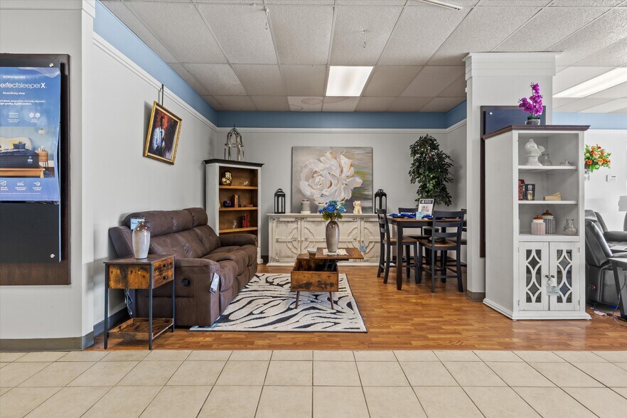 More Photos Of 304 W Jefferson St, Quincy Freestanding For Sale