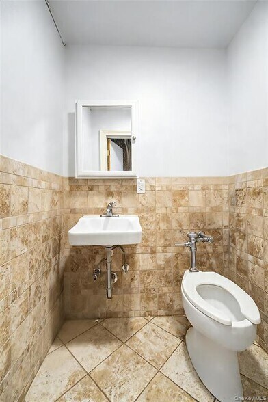 More Photos Of 133 Glenwood Rd, Glenwood Landing Warehouse For Sale