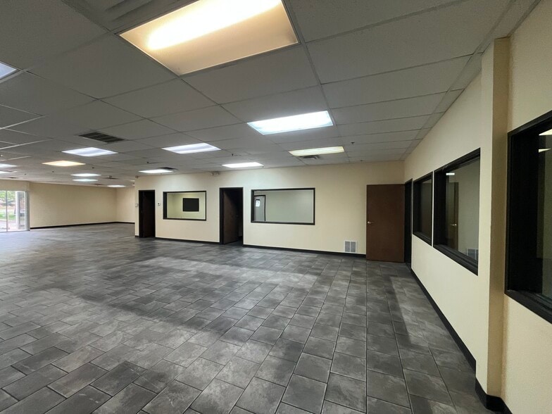 More Photos Of 4220-4232 Charter Ave, Oklahoma City Warehouse For Lease