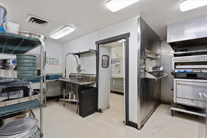 More Photos Of 122 W 6th St, Cheyenne Flex For Sale