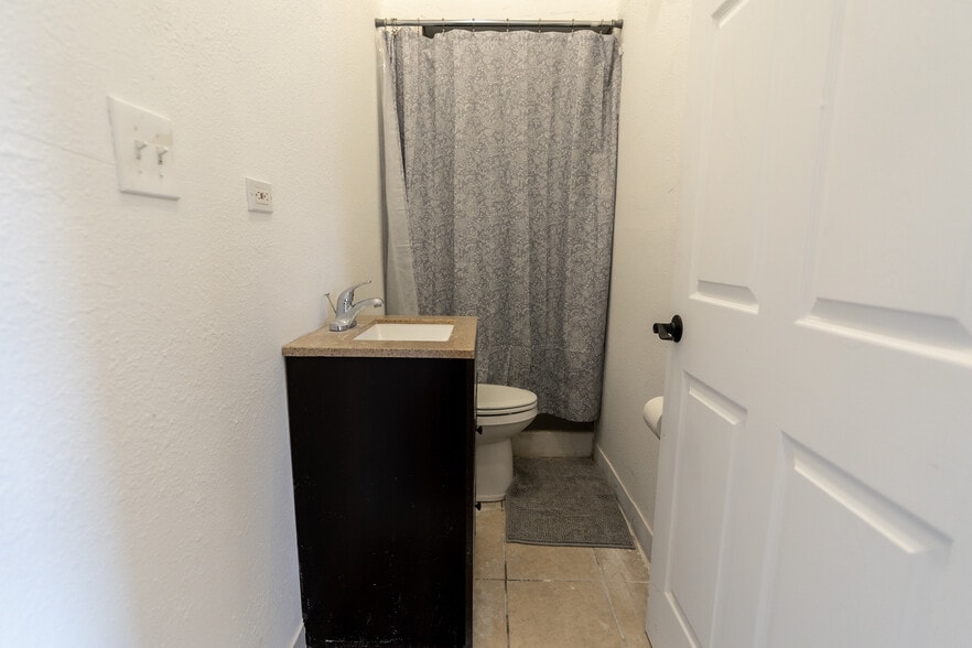 More Photos Of 14041 N Florida Ave, Tampa Auto Dealership For Sale