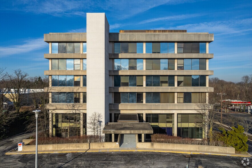 More Photos Of 600 W Cuthbert Blvd, Westmont Office For Sale