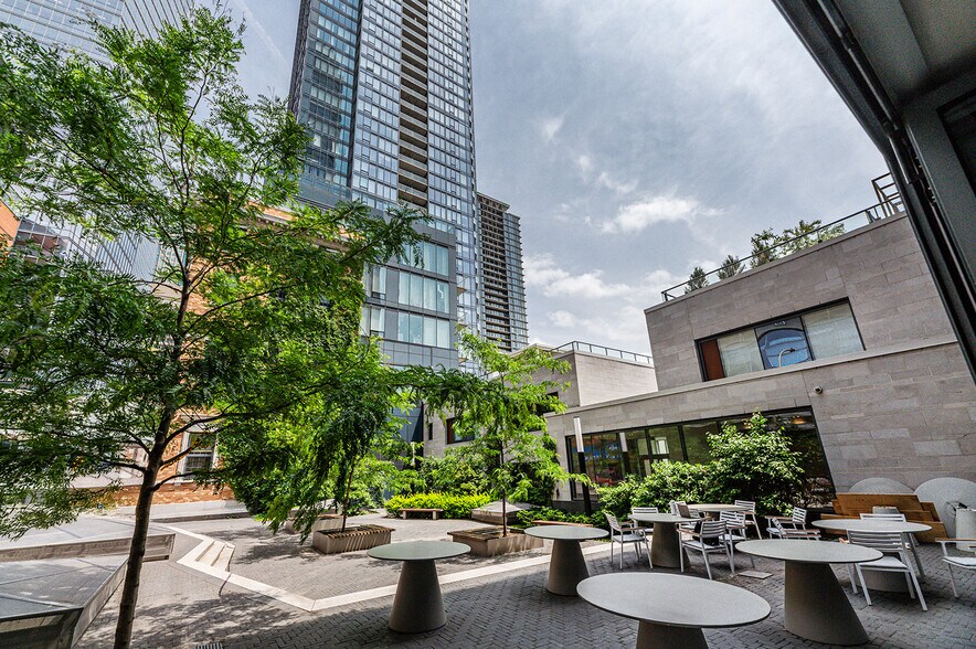 Primary Photo Of 1268 Rue Saint-Antoine O, Montréal Apartments For Sale