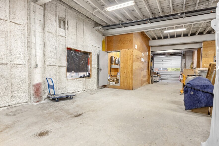 More Photos Of 255-257 Ste-anne Ave, Ottawa Warehouse For Lease