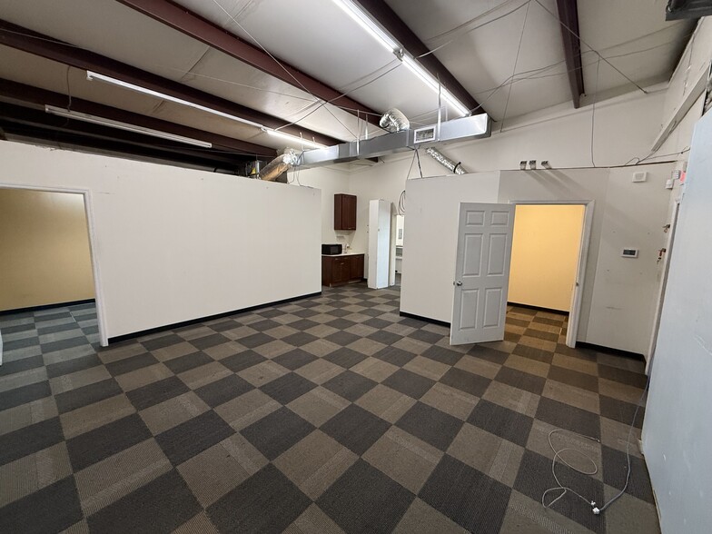More Photos Of 1601 Spring Dr, Opelika Showroom For Lease