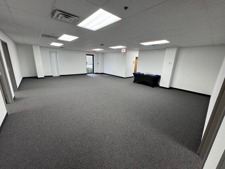 More Photos Of 1700 Landmark Rd, Aurora Warehouse For Lease