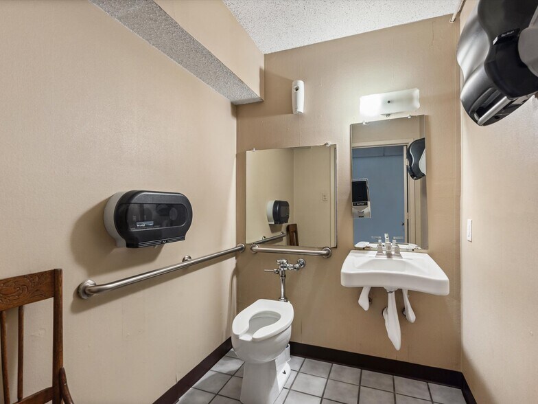 More Photos Of 104 S Main St, Cleburne Office For Sale